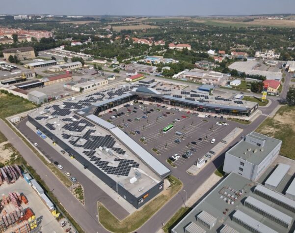 Realizace FVE v obchodním centru ve Znojmě 495,72 kW